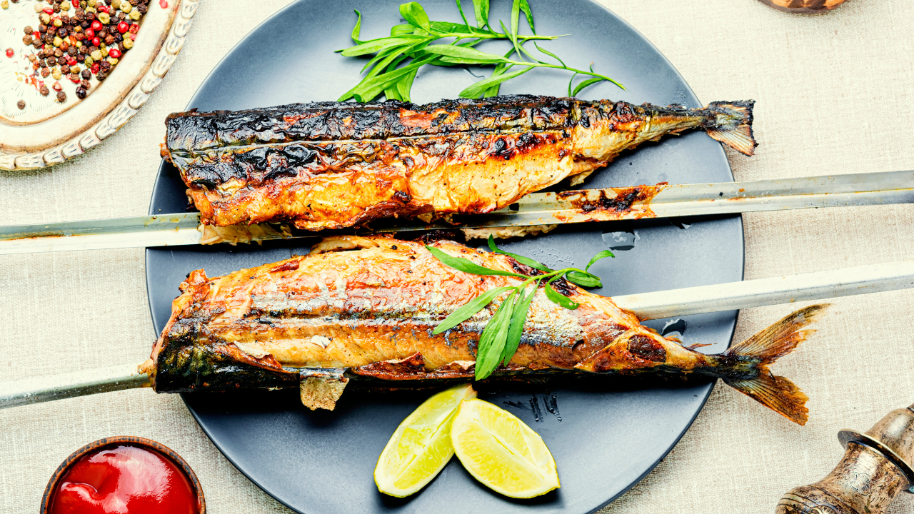 Golden crispy fish kebabs served with lemon wedges, onion slices and mint chutney.
